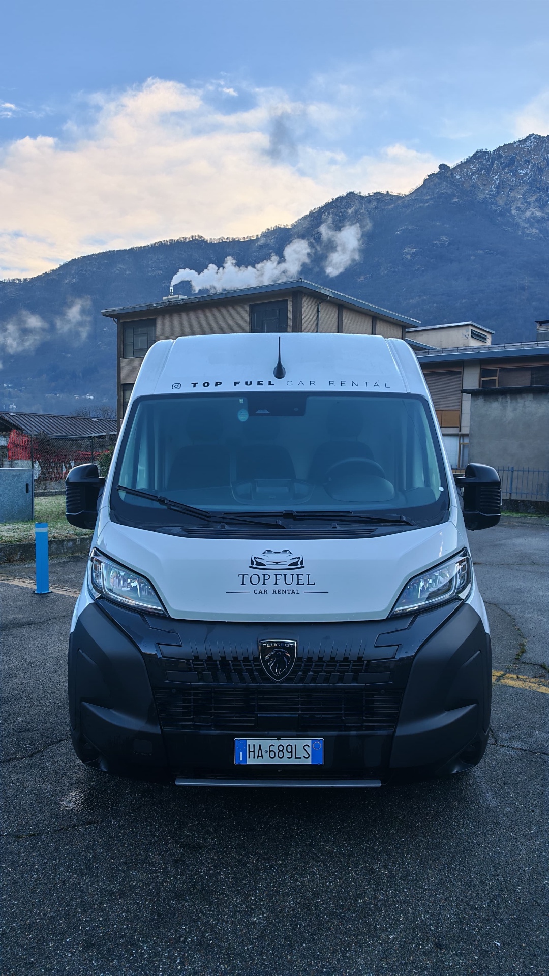 Furgone Peugeot TOP FUEL car RENTAL frontale