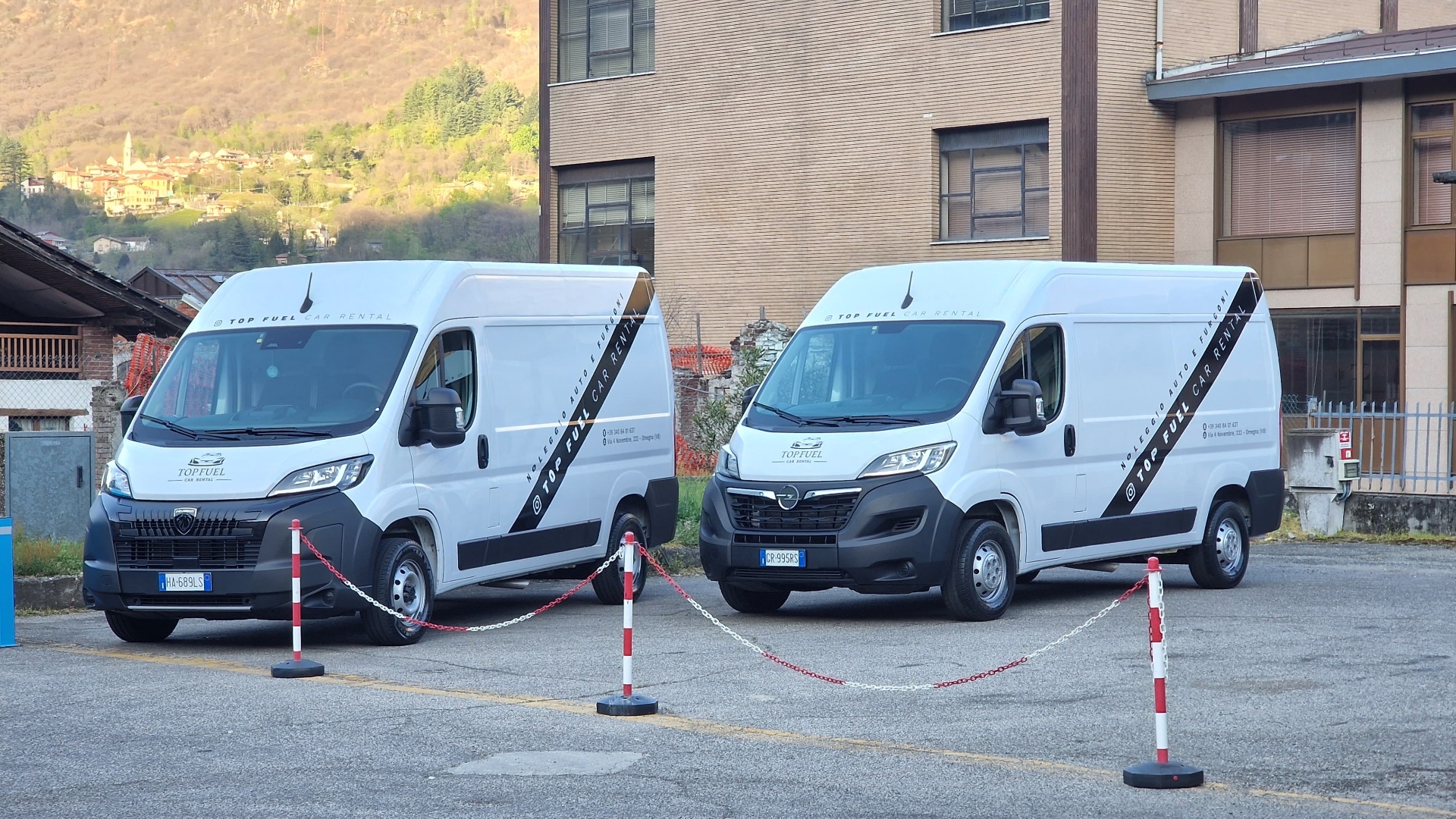 Furgoni TOP FUEL car RENTAL parcheggiati con vista sulle montagne