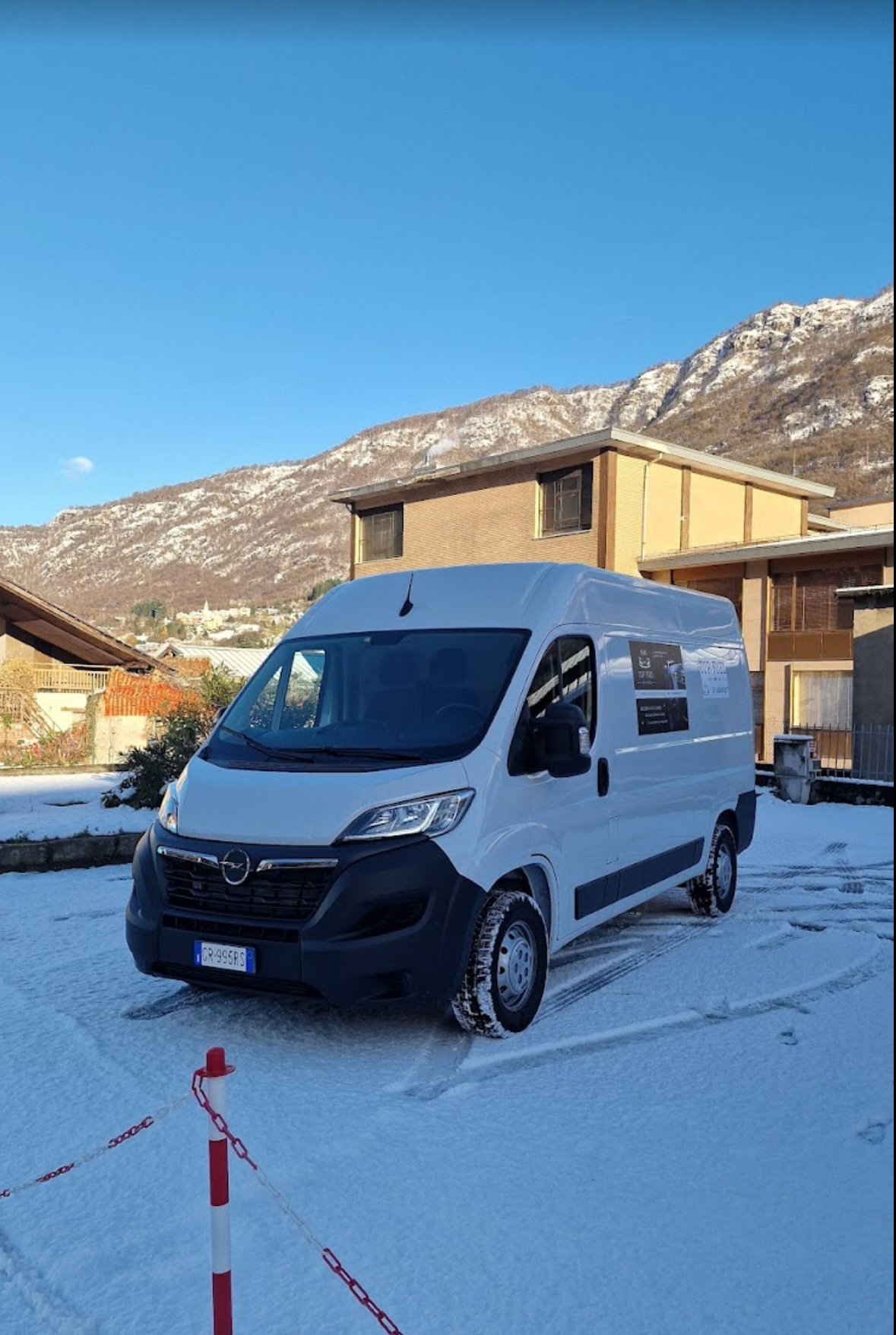 Furgone Opel bianco con panorama montano